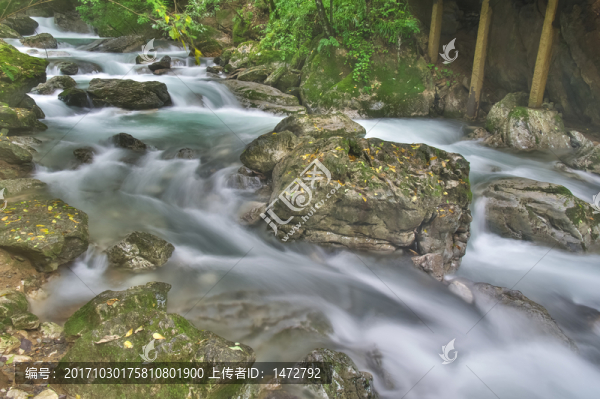 神農(nóng)架天生橋瀑布溪流