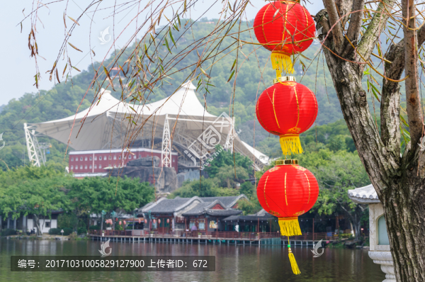 水邊紅燈籠