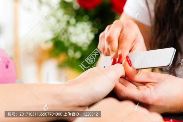在美甲沙龍女人美甲