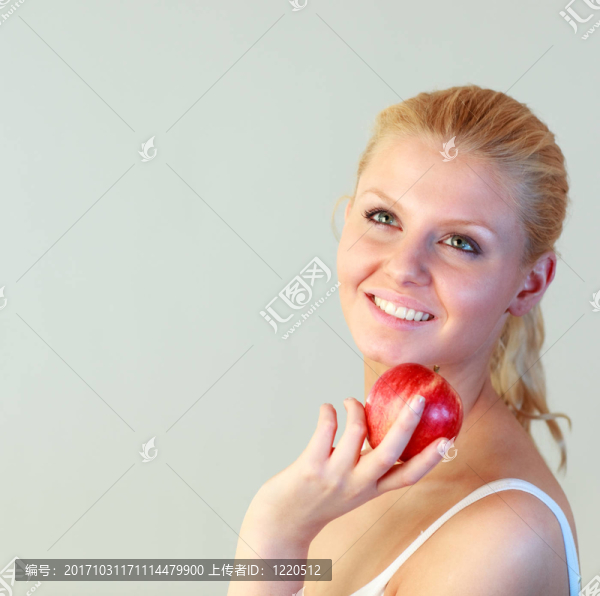 女人笑了
