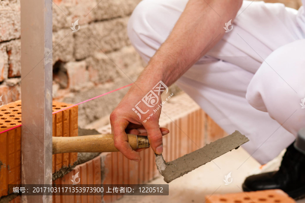 毛瑞爾在工地上工作