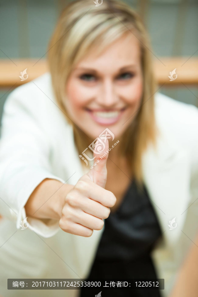 女人笑了