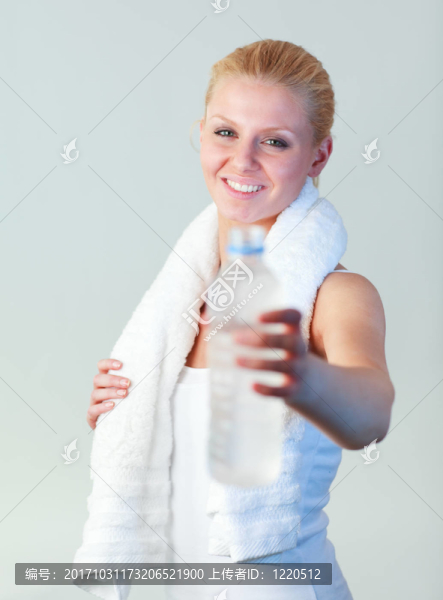女人笑了