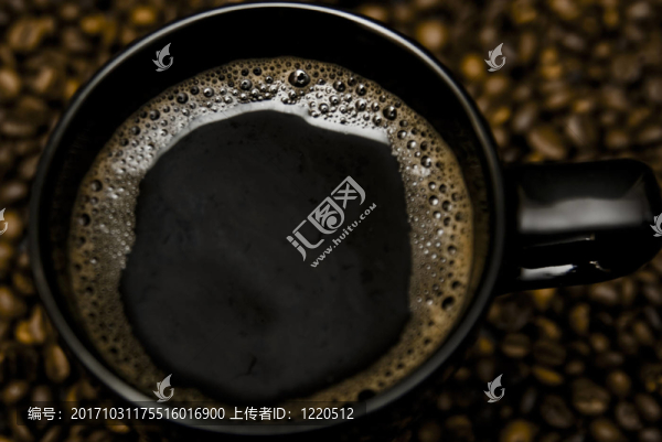 黑咖啡杯和散豆