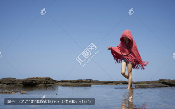 海礁紅衣女孩