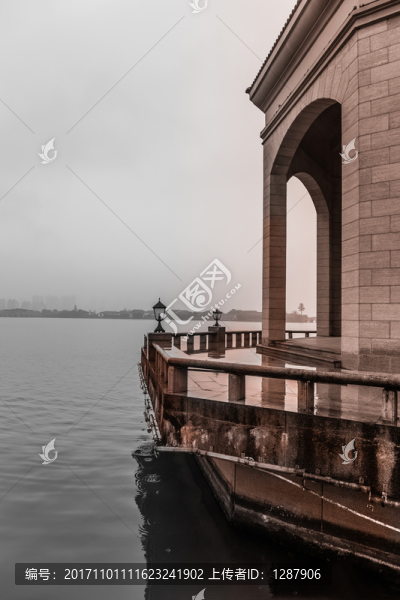 細雨金雞湖