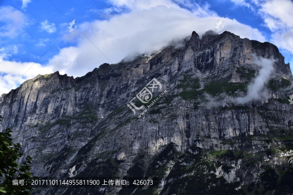 白云繞山峰