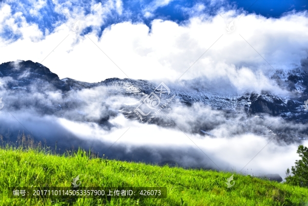 云霧繞高山