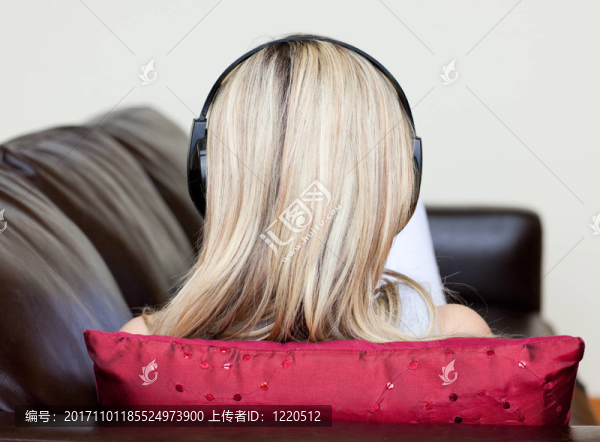 女人笑了