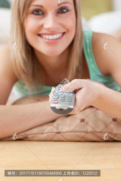 女人笑了