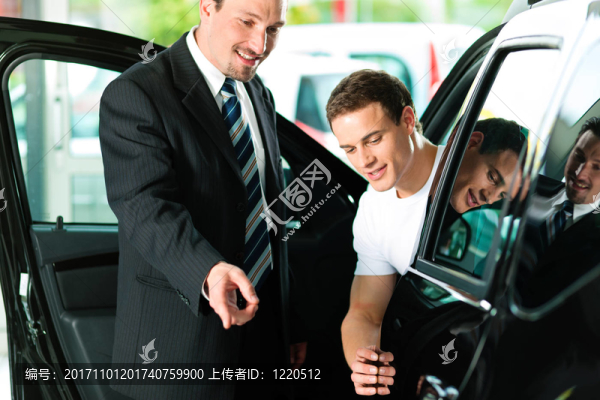男子在汽車經(jīng)銷店購(gòu)買汽車