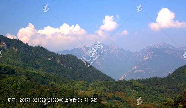 藍天白云山峰