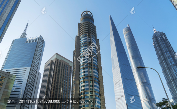 仰視上海陸家嘴金融區(qū)摩天大樓