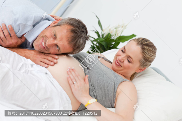 女人笑了