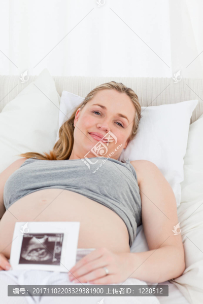女人笑了
