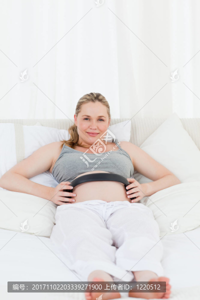 女人笑了
