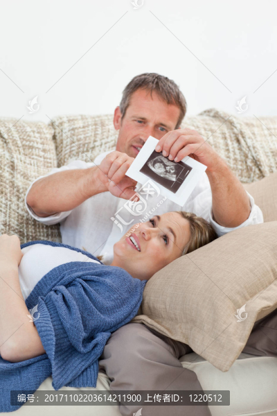 女人笑了