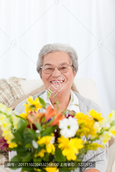 女人笑了