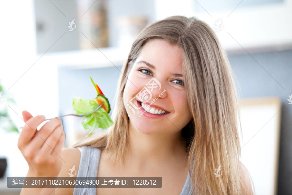 女人笑了
