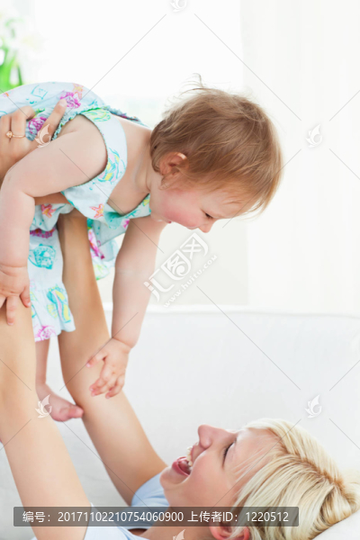 女人笑了