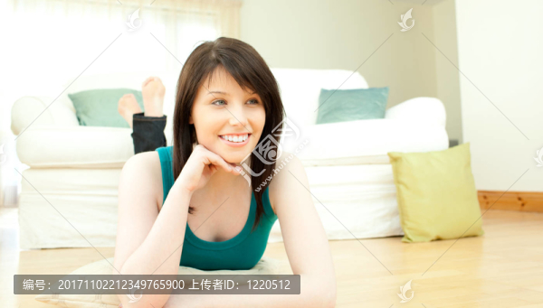 女人笑了