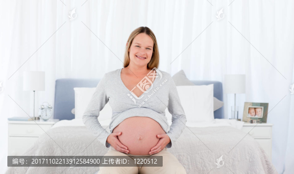 女人笑了