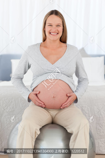 女人笑了