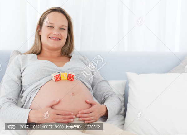 女人笑了