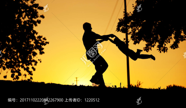 爸爸和兒子在日落玩