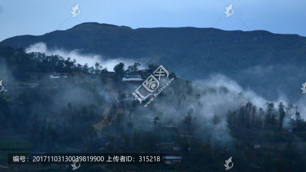 山村晨霧