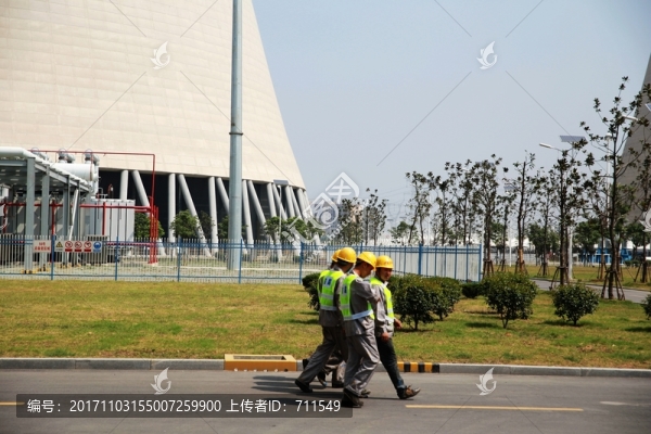 電廠走在路上的工人