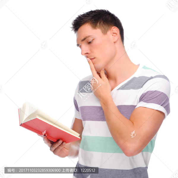 讀一本書的年輕人