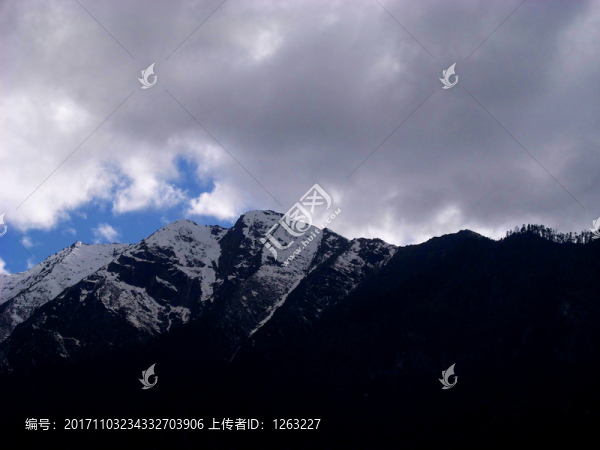 西藏林芝雪山