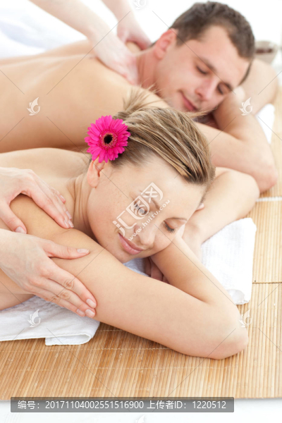 女人笑了
