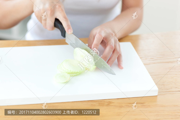 女人笑了
