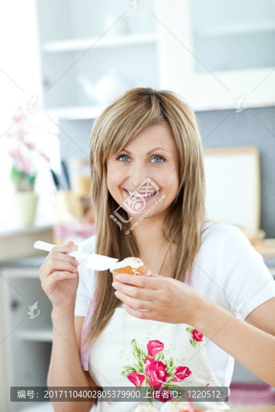 女人笑了