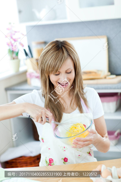 女人笑了