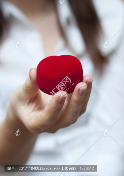 少女手持的紅色訂婚盒