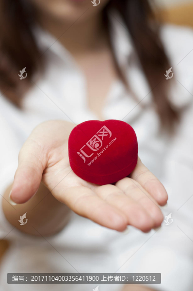 少女手持的紅色訂婚盒