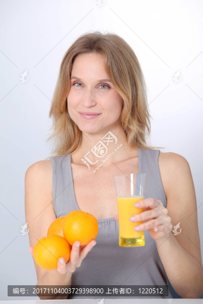 女人笑了
