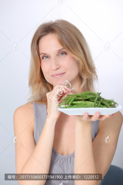 女人笑了