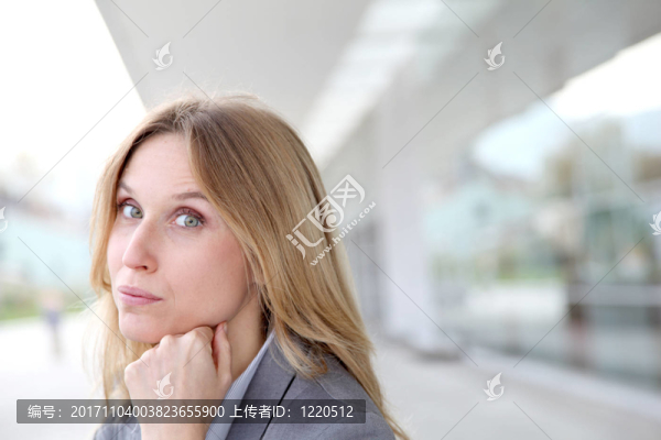 女人