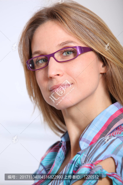 女人笑了
