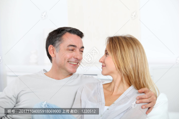 女人笑了