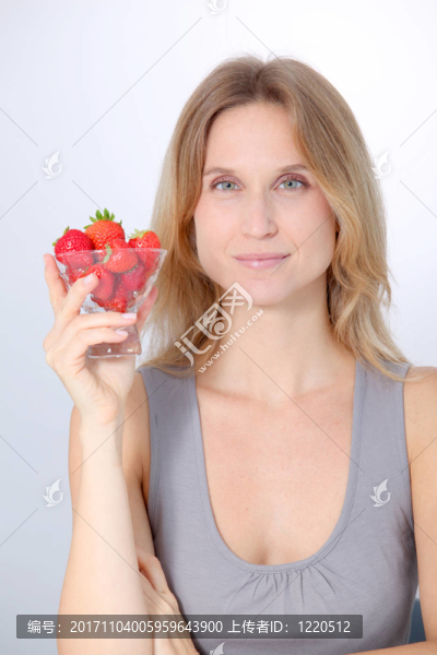 女人笑了