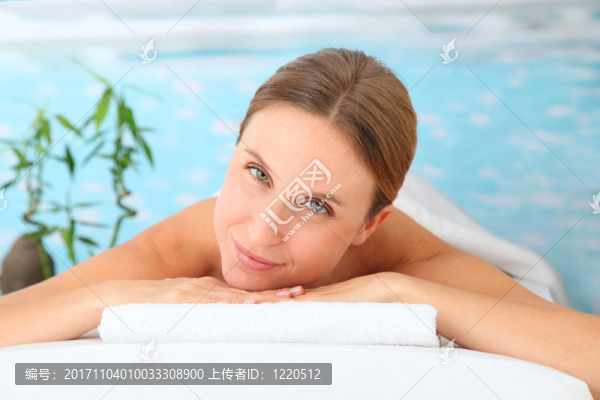 女人笑了