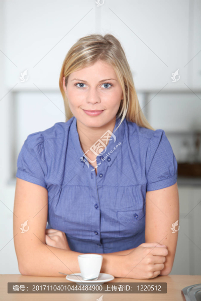 女人笑了