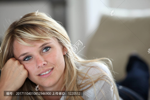 女人笑了