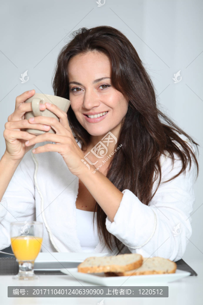 女人笑了