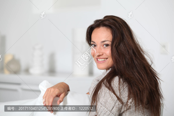 女人笑了